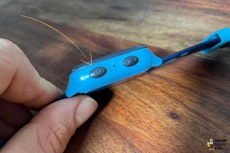 Man sieht die SOS-Taste einer Kidswatch